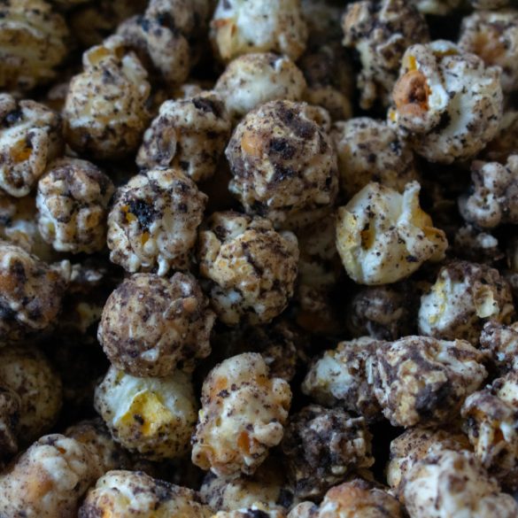 Popcorn Shed fehércsokis popcorn sütidarabokkal