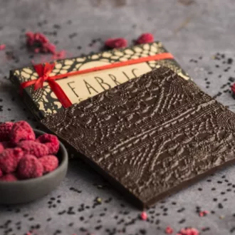   Fabric Ecuador 72% étcsokoládé fekete szezámmaggal és málnával 75 g
